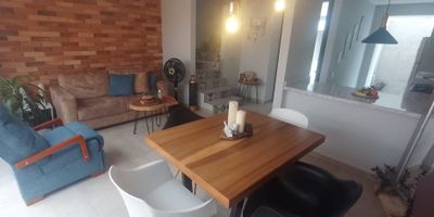 Se vende casa en vía Cali - Jamundí, ciudad country Dos plantas, sala, comedor, 3 habitaciones , 3 baños, patio de ropas, cocina, patio interior, parqueadero, piscina, salón social, gimnasio, parque infantil, Área construida 96m2 valor:$ 350 millones Info: 3118417314 - 3158902462 Edwin Salazar