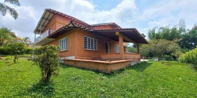 Presentamos en venta esta casa campestre en condominio ubicado en el sector de la vereda El Estanquillo – Dosquebradas, con un lote de 900m2 y área construida de 265m2, casa de 2 pisos, cuenta  con  2 salas amplias, comedor, cocina integral, habitación de servicio con baño, patio interior, hall de habitaciones, 4 habitaciones, 3 baños, zonas verdes.

 
