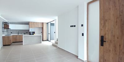 Casa en Arriendo con muy buena ubicación en Cerritos de facil acceso, cuenta con dos niveles, con hermosos acabados moderno, sala-comedor, pisos ceramica, estudio, tres habitaciones y cuatro baños, cocina integral tipo americano meson en quarztone, estufa y calentador a gas, zona de ropas. La casa cuenta con una piscina privada, jacuzzi. En conjunto cerrado con salon comunal, placa polideportiva, gimnasio, juegos acuáticos infantiles, senderos peatonales, co working, lounge bar, parques infantiles, zona de mascotas. Vigilancia y porteria las 24Horas. Inmuebles sujetos a verificación de disponibilidad.