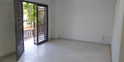 Local comercial disponible para arriendo en el dinámico barrio Ciudad Jardín, Barranquilla. Con 47 m² de área construida, este espacio funcional es ideal para establecer su negocio y cuenta con un parqueadero. Ubicado en Carrera 42E, ofrece una excelente oportunidad en una zona estratégica de Barranquilla, Atlántico, con fácil acceso y visibilidad. El valor del canon de arriendo es de $1.200.000, con un costo de administración aproximado de $300.000. Si está buscando un local en arriendo en Barranquilla, esta es una opción a considerar. Para más información o para programar una visita, puede contactarnos por WhatsApp o usar las opciones para ver los números de teléfono.