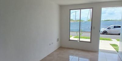 Casa en Venta en unidad cerrada en Galicia cerca a supermercados de cadena, rutas de transporte publico y servicios complementarios de la zona. Cuenta con dos niveles, sala-comedor, pisos en Cerámica, cuatro habitaciones y tres baños, estudio, hall de alcobas, cocina integral mesón en granito, estufa y calentador a gas, zona de ropas y terraza. La unidad cuenta con  Piscina, Gimnasio, Salón comunal, sauna/turco, parques infantiles, cancha polideportiva y un parqueadero descubierto. con vigilancia y portería las 24 Horas. *Inmuebles sujetos a verificación de disponibilidad.*