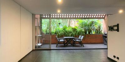 Apartaestudio en arriendo en unidad cerrada en sector exclusivo, cerca a parques principales, supermercados, restaurantes, vias principales, rutas de transporte publico y servicios complementarios. Piso en baldosa y madera, dos niveles, sala comedor, 1 alcoba con baño privado, cocina integral abierta tipo americano, balcon y parqueadero independiente cubierto. Conjunto cerrado con salon social, zonas verdes, vigilancia 24 hrs, y circuito cerrado de tv. *Inmuebles sujetos a verificación de disponibilidad.*