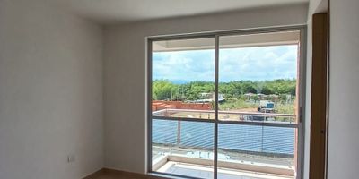 Casa en Venta en unidad cerrada en Galicia cerca a supermercados de cadena, rutas de transporte publico y servicios complementarios de la zona. Cuenta con dos niveles, una ampliacion, sala-comedor, pisos en Cerámica, cuatro habitaciones y tres baños, hall de alcobas, cocina integral mesón en granito, estufa y calentador a gas, zona de ropas. La unidad cuenta con  Piscina, Gimnasio, Salón comunal, sauna/turco, parques infantiles, cancha polideportiva y un parqueadero descubierto. con vigilancia y portería las 24 Horas. *Inmuebles sujetos a verificación de disponibilidad.*