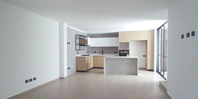 Casa en Venta con muy buena ubicación en Cerritos de facil acceso, cuenta con dos niveles, con hermosos acabados moderno, sala-comedor, pisos porcelanato, estudio, tres habitaciones y cuatro baños, cocina integral tipo americano meson en quarztone, estufa y calentador a gas, zona de ropas. La casa cuenta con una piscina privada, jacuzzi. En conjunto cerrado con salon comunal, placa polideportiva, gimnasio, juegos acuáticos infantiles, senderos peatonales, co working, lounge bar, parques infantiles, zona de mascotas. Vigilancia y porteria las 24Horas. Inmuebles sujetos a verificación de disponibilidad.