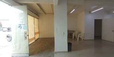 Local comercial en arriendo, ubicado en caribe con un área de 75 metros, el inmueble dispone de 3 bahías de parqueo exteriores y excelentes acabados  