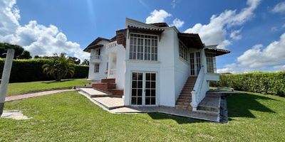 Hermosa y exclusiva casa campestre con un lote de 4.000 m2 rodeado de árboles frutales, amplios espacios sociales como kiosco, piscina privada, una construcción de 500m2, que constan en el primer nivel sala comedor independiente, sala auxiliar, cocina integral, zona de ropas, alcoba de servicio con baño, 3 habitaciones y un baño de alcobas, en el segundo nivel tres habitaciones la principal con baño,tina, dos terrazas y area para vestier y closet. Las otras dos habitaciones con closet y balcón, y baño de alcobas.  Espacio para 6  parqueaderos. JOSE LUIS TAMAYO