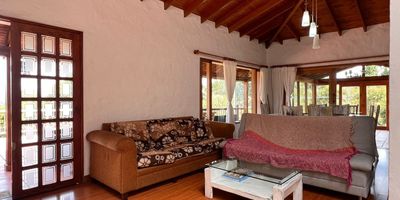 Casa amoblada en venta en sector tranquila, campestre y poco flujo vehicular. Piso en madera, chimenea, sala y comedor independiente, estudio, estar de tv, biblioteca, 3 alcobas con baño en la principal, cocina integral abierta, terraza, jardin y parqueaderos independientes cubiertos. Cuenta con circuito cerrado de tv. Inmuebles sujetos a verificación de disponibilidad.