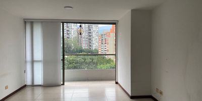 Apartamento en arriendo en unidad cerrada cerca a colegios, centros comerciales. Rutas de transporte publico, entorno de poco flujo vehicular. Piso en ceramica, sala comedor, 2 alcobas con baño en la principal, cocina integral abierta tipo americano, balcon y parqueadero independiente cubierto Piscina, gym, salon social, parque infantil, zonas verdes, vigilancia 24 horas, citofonia y circuito cerrado de tv. Inmuebles sujetos a verificación de disponibilidad.