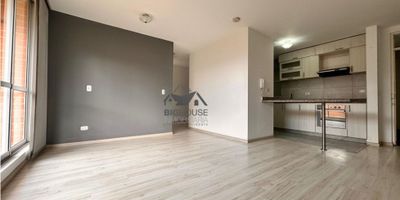  


Descubre la comodidad y la tranquilidad que te ofrece este magnífico apartamento en Venta, ubicado en la hermosa ciudad de Zipaquirá, Cundinamarca. Con una impresionante área construida de 92 M2 y una área privada de 85 M2, este inmueble te brinda todo el espacio y la privacidad que necesitas para vivir en pleno bienestar.

En su interior, encontrarás una distribución perfecta y funcional, con 3 amplias

ilia. Además, sus 2 baños modernos te brindan un ambiente de confort total, con una distribución ideal que permite una excelente circulación de aire y luz natural.

Con un toque de elegancia y modernidad, este apartamento cuenta con una cocina integral completamente equipada y una barra estilo americano, que además de ser un espacio para compartir momentos en familia, también te permite aprovechar al máximo el área disponible, creando un ambiente funcional y versátil.

El apartamento cuenta con detalles de lujo, como armarios empotrados, suelos de cerámica y mármol de alta calidad y un hermoso balcón que te permite disfrutar de una vista panorámica de la ciudad. Además, cuenta con una biblioteca/estudio, ideal para los amantes de la lectura y el trabajo en casa, y un área de lavandería que te hará la vida más fácil y organizada.

Si eres amante del deporte y la recreación al aire libre, este apartamento es tu sueño hecho realidad. Ubicado en una urbanización cerrada con acceso pavimentado, cuenta con acceso a una amplia área social, zona infantil y zonas verdes para disfrutar en familia. También podrás mantenerte en forma en su moderno gimnasio y refrescarte en su piscina en días de calor.

Su excelente ubicación sobre una vía principal y cercana a servicios básicos como colegios, universidades y transporte público, hacen de este apartamento la opción perfecta para aquellos que buscan una vida cómoda y práctica. Además, cuenta con 2 garajes, lo que te brinda la comodidad de tener un lugar seguro y exclusivo para aparcar t