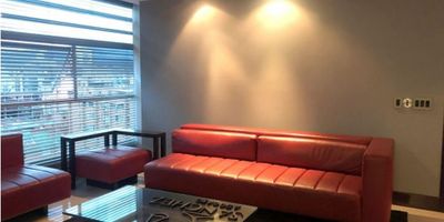 Area 214 mts, arriendo oficina amoblada, recepcion, sala de espera, sala de juntas, puerta de seguridad blindada, tres baños, cocineta, nevera, microondas, cuatro televisiores, video beam y pantalla eléctrica, persianas eléctricas, sonido bang&olufsen, monitoreo de alarma, edificio con planta electrica, vigilancia 24/7, a una cuadra transmilenio, excelentes vías de acceso, canon de arrendamiento mas adminitracion, apts -c - dos 

 
