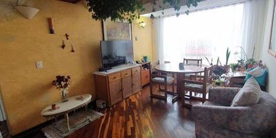 Apartamento duplex en venta en Cedritos. Consta de sala-comedor, cocina integral, 4 alcobas, 2 de ellas con baño privado, un tercer baño social. Zona de tv, dos terrazas. Garaje cubierto. Terraza comunal, zona de juegos. Vigilancia 24 horas. 
