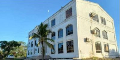 ? Venta de Edificio en Maicao, Riohacha, Guajira | Ideal para Instituciones Educativas

Área Construida: 19.050 m² | Estrato: Comercial

Este edificio de 3 pisos, ubicado estratégicamente en la Troncal del Caribe (vía Riohacha-Maicao), ofrece instalaciones amplias y bien conservadas, perfectas para instituciones educativas o de formación. La zona es parte del corredor universitario y está rodeada de múltiples colegios, la Universidad de La Guajira y el Sena Industrial, lo que hace de esta ubicación un punto ideal para proyectos educativos o comerciales.

? Características del Edificio:


 Piso 1:

 
  3 aulas
  1 auditorio
  2 baterías de baños (hombres y mujeres)
  1 cafetería
  Canchas de juego
 
 
 Piso 2:
 
  2 aulas/salones
  1 sala de computo
  8 oficinas
  2 baterías de baño
 
 
 Piso 3:
 
  9 aulas
  3 baterías de baño
 
 


? Ubicación y Acceso: El edificio cuenta con acceso directo desde la Troncal del Caribe, en una zona con servicios de acueducto y energía eléctrica en pleno funcionamiento.

? Oferta Comercial: Ideal para instituciones educativas, centros de formación o negocios relacionados con el sector educativo.

Invierte en un espacio educativo en expansión. ¡Contáctanos para más información y agenda una visita!
