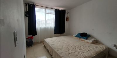 ? Venta de Casa con Renta en La Enea, Manizales | Casa con Local

¡Oportunidad de inversión en La Enea! Esta propiedad combina lo mejor de ambos mundos: una casa con espacios cómodos y locales comerciales listos para generar ingresos.

? Espacios y Distribución:


 Área del Terreno: 57 m²
 Área Privada: 90 m²
 Habitaciones: 2 alcobas con clósets.
 Baños: 1 baño completo.
 Local Grande: 38 m²
 Locales Pequeño: 12 m²  


?️ Comodidades del Apartamento: La casa incluye una sala-comedor, una cocina semi-integral y una terraza perfecta para disfrutar del aire libre. Además, cuenta con una zona de lavandería, agua caliente y suelos de cerámica/mármol.

? Ingresos por Renta: Los locales y el apartamento tienen un potencial de rentas que suman hasta $2.600.000 mensuales, lo que convierte a esta propiedad en una excelente opción para generar ingresos adicionales.

?‍♂️ Ubicación y Acceso: Situada sobre una vía principal, esta propiedad ofrece fácil acceso a transporte público, parques cercanos y una ubicación exterior que asegura visibilidad y conveniencia para los negocios.

No dejes pasar esta oportunidad de inversión en una zona en crecimiento. ¡Contáctanos para más detalles y agenda una visita!


 
