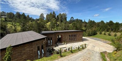 Hermosa casa campestre de un nivel ubicada en una excelente parcelación vía Don Diego - La Ceja, arquitectura moderna con acabados industriales y cálidos.

3 habitaciones con baño, área social, sala comedor, cocina abierta, Terraza con vista al bosque, baño social, espacio para habitación de servicio, espacio listo para parqueadero cubierto y cuartos útiles.

Área de lote: 4025 M2
Área construida: 227 M2+100 M2 de deck

Administración: $ 680.000

?Valor venta: $2.500.000.000
Valor Renta: $15.000.000
