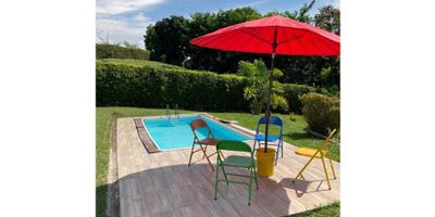 ? Venta de Espectacular Casa Campestre en Palestina, Caldas - Disfruta del Encanto Rural

Descubre esta maravillosa casa campestre ubicada en Palestina, Caldas, un refugio perfecto para aquellos que buscan tranquilidad, espacio y contacto con la naturaleza. Con una construcción amplia y luminosa, esta propiedad ofrece todas las comodidades para una vida plena y relajada en el campo.

Características Destacadas:


 5 Alcobas: Espaciosas y cómodas habitaciones para toda la familia o invitados.
 3 Baños: Incluye baño en la habitación principal y baño auxiliar para mayor comodidad.
 Cocina Integral: Equipada con todo lo necesario para preparar deliciosas comidas.
 Sala Comedor: Amplios espacios para el disfrute y la convivencia familiar.
 Piscina: Ideal para refrescarse y disfrutar de momentos de recreación en familia.
 Árboles Frutales y Zonas Verdes: Disfruta de la frescura y la belleza natural del entorno.
 Vista Panorámica: Contempla hermosas vistas del paisaje campestre desde tu hogar.
 Garaje y Parqueadero para Visitantes: Espacio seguro para estacionamiento.
 Zona Campestre y Residencial: Vive en armonía con la naturaleza y en un entorno tranquilo.
 Áreas Sociales y Deportivas: Espacios diseñados para el esparcimiento y la recreación.


Comodidades Adicionales:


 Iluminación Natural: Grandes ventanales que permiten el ingreso de luz natural.
 Acceso Pavimentado: Fácil acceso desde la vía principal.
 Zona Residencial Tranquila: Perfecta para descansar y desconectar del ajetreo de la ciudad.


Con una superficie total de 1037 metros cuadrados y una construcción de 280 metros cuadrados, esta casa campestre ofrece todo lo que necesitas para disfrutar de la vida en el campo con estilo y comodidad. ¡No dejes pasar esta oportunidad única de tener tu propio refugio rural en Palestina, Caldas! Contáctanos ahora mismo para más detalles y agenda una visita.


 

También te puede interesar: 

Toca estos enlaces para conocer otras opciones de Casa