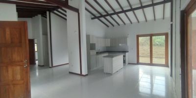 Casa campestre de 150 m2 en Chinchiná

Oportunidad de vivir en un solo nivel dentro de un conjunto cerrado que combina seguridad y naturaleza.
Ideal para familias que buscan comodidad y amplitud en un entorno campestre.

Descripción de la propiedad
La vivienda de 150 m2 construidos integra tres habitaciones con closet, sala y comedor en un espacio fluido, acompañados de un estudio versátil. Dispone de tres baños completos, cocina integral y zona de ropas con piso en cerámica que facilita el mantenimiento. El garaje descubierto para cuatro vehículos añade comodidad a la rutina diaria.

Descripción del entorno y acceso
El conjunto cerrado ofrece portería y amplias zonas verdes que promueven el esparcimiento y el contacto con la naturaleza. Ubicada en Chinchiná, cuenta con vías pavimentadas y acceso cercano a transporte público, colegios y servicios locales.

Contáctanos
Escríbenos por WhatsApp para recibir más información al instante.
Agenda tu visita y descubre cómo esta casa campestre puede ser tu nuevo hogar.
