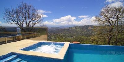 ? ¡Tu casa de campo en Santágueda te espera! compra esta encantadora Casa Finca.

Sumérgete en la belleza natural de Santágueda con esta encantadora casa campestre de 2 niveles. Con un amplio terreno de 4496 m² y una construcción de 226 m², esta propiedad ofrece el espacio y la comodidad que estás buscando para disfrutar de la vida al aire libre.

?️ Amplias Habitaciones y Espacios Acogedores: Con 4 habitaciones y 3 baños, esta casa es perfecta para toda la familia. Los amplios espacios interiores están diseñados para brindar comodidad y funcionalidad, con acabados en cerámica y mármol que añaden un toque de elegancia.

?️ Cocina Integral y Área de Entretenimiento: La cocina integral es el corazón del hogar, equipada con todo lo necesario para preparar deliciosas comidas. Además, la casa cuenta con una zona de BBQ y una amplia terraza, perfectas para reuniones al aire libre y disfrutar de la vista panorámica.

?‍♀️ Piscina y Jacuzzi para Relajarte: Disfruta de momentos de relajación y diversión en las zonas húmedas, que incluyen una piscina y un jacuzzi. Estos espacios son ideales para disfrutar del clima cálido de Santágueda y crear recuerdos inolvidables con tus seres queridos.

? Amplias Zonas Verdes y Espacios al Aire Libre: El extenso terreno de la propiedad ofrece abundante espacio para explorar y disfrutar de la naturaleza. Además, la ubicación cercana a la zona urbana te brinda la conveniencia de acceder fácilmente a servicios y transporte público.

¡No dejes pasar esta oportunidad de adquirir tu propia casa campestre en Santágueda! Contáctanos hoy mismo para más información y agenda una visita.


 
