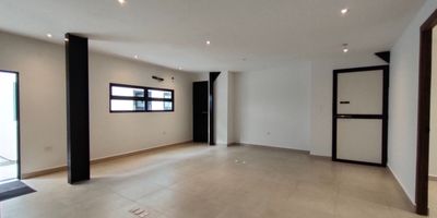 Oficina en arriendo ubicado en El Tabor, cuenta con ocho espacios, dos baños, cableado de red, techo cielorraso, cocineta, pisos en porcelanato, zona de parqueadero, vigilancia y portería 12 horas.