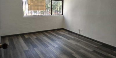 ¡Oficina ideal para emprendedores en el corazón de La Estrella!

$800.000

Emprende tu negocio en una oficina moderna y funcional, ubicada en el dinámico barrio La Estrella de Manizales.

Con 14 m² de área construida, esta oficina te ofrece:


 Espacio optimizado y luminoso, perfecto para concentrarte y trabajar con comodidad.
 Acceso pavimentado para mayor facilidad de llegada.
 Ubicación estratégica en zona comercial, cerca de centros comerciales, colegios, universidades, parques y transporte público.
 Entorno vibrante rodeado de oficinas de negocios, ideal para crear conexiones y oportunidades.
 Baño y cafetería compartida, para tu comodidad y la de tus clientes.
 Servicios compartidos con las demás oficinas, para optimizar costos.
 Piso flotante de elegante diseño y fácil mantenimiento.
 Cocina comunitaria para tu uso y el de tus compañeros.


Esta oficina es ideal para:


 Emprendedores y profesionales independientes que buscan un espacio propio para trabajar.
 Pymes que necesitan una oficina funcional y económica.
 Personas que buscan un lugar tranquilo y céntrico para trabajar.


¡No pierdas esta oportunidad de establecer tu negocio en un lugar estratégico y con todas las comodidades!

Contáctanos hoy mismo y agenda una visita.


