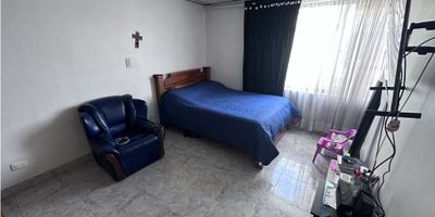 ¡Increíble oportunidad! Casa con Renta en El Sol, Manizales

¡Bienvenido al hogar de tus sueños en la encantadora ciudad de Manizales! Esta amplia casa cerca del barrio San Jorge, ofrece una excelente oportunidad de inversión, con un total de 3 unidades independientes: 2 apartamentos y un apartaestudio, además de un garaje que figura como local comercial.

Características Principales:


 Rentabilidad Asegurada: Los ingresos por alquiler son sólidos, con un apartamento principal que genera 1.2 millones, un apartamento secundario con una renta de 700 mil, un apartaestudio de 600 mil y un garaje con una renta de 500 mil.
 Espacio Generoso: Con un terreno de 200 m² y una construcción de 450 m², esta propiedad es perfecta para una familia grande o para aquellos que buscan amplitud y comodidad.
 Amplias Habitaciones y Baños: Con 7 dormitorios, 5 clósets y 5 baños, garantiza suficiente espacio y privacidad para todos los residentes.
 Garaje Privado: Protege tu vehículo de las inclemencias del clima y brinda seguridad adicional.


Comodidades y Características Internas:


 Armarios Empotrados: Mantén tu hogar organizado y ordenado fácilmente.
 Baños Completos: Con baño en la habitación principal para mayor comodidad.
 Calentador y Gas Domiciliario: Disfruta de agua caliente instantánea y ahorra en tu factura.
 Suelo de Cerámica/Mármol: Aporta elegancia y buen gusto a tu hogar.


Ubicación y Entorno:


 Acceso Pavimentado: Fácil acceso al transporte público y a cualquier parte de la ciudad.
 Cerca de Instituciones Educativas: Ideal para familias con hijos en edad escolar.
 Cercanía a Parques Naturales: Perfecto para actividades al aire libre y ejercicio.
 Pozo de Agua Natural: Asegura un suministro constante de agua y ahorra en tu factura.


¡No pierdas la oportunidad de hacer de esta casa tu nuevo hogar! Contáctanos hoy mismo para más información y agendar una visita.


 
