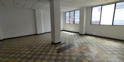 En Alberto Alvarez tenemos la oficina ideal para tu lugar de trabajo, esta oficina cuenta con una excelente ubicacion a unos pocos metros de la estacion Parque Berrio de la ciudad de Medellin, en uno de los puntos con mayor  flujo de personas y gran variedad de comercio en el sector. no te pierdas la oportunidad de conocerlo y contacta a uno de nuestros asesores.