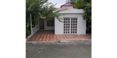 ? ¡Bienvenido al paraíso campestre en Nariño, Cundinamarca! ?

¡Esta propiedad es mucho más que una casa, es un oasis de tranquilidad y conexión con la naturaleza que estabas esperando! Con una ubicación privilegiada y un diseño pensado para tu comodidad, este hogar te ofrece una experiencia de vida única en un entorno campestre.

Características de la Propiedad:


 Área Total de 98 metros cuadrados: Espacio más que suficiente para disfrutar en familia.
 3 Alcobas y 2 Baños: Privacidad y confort para cada miembro de la familia.
 Garaje para un Vehículo: Protección garantizada para tu medio de transporte.


Detalles Especiales:


 Apto para Mascotas: Tu fiel compañero también merece disfrutar de este maravilloso lugar.
 Amplio Jardín y Zonas Verdes: Perfectos para disfrutar al aire libre y relajarse en contacto con la naturaleza.
 Diseño Moderno y Funcional: Cocina equipada al estilo americano y baño auxiliar para mayor comodidad.
 Suelos de Cerámica, cocina sencilla: Espacios elegantes y prácticos para tu día a día.


Amenidades y Servicios Externos:


 Vía Pavimentada y Segura: Acceso fácil y seguro desde la ciudad.
 Área Social con Canchas Deportivas: Para disfrutar de actividades al aire libre.
 Urbanización Cerrada con Vigilancia: Tranquilidad y seguridad las 24 horas del día.
 Piscinas, Sendero Ecológico y Tanques de Agua: Comodidades que hacen de este lugar un verdadero paraíso.


Ubicación Estratégica:


 A 30 Minutos de Girardot, Vía Cambao: Cerca de servicios y comercios, pero alejado del bullicio urbano.
 Conjunto Cerrado con Portería 24/7: Mayor control y seguridad para tu tranquilidad.


¡Haz de Esta Propiedad Tu Hogar!

Con una mezcla perfecta entre tranquilidad campestre y comodidades urbanas, esta propiedad te ofrece la oportunidad de vivir en armonía con la naturaleza sin renunciar a las comodidades de la vida moderna. ¡No dejes escapar esta oportunidad única de inversión! ¡Contáctanos hoy mismo para mÃ