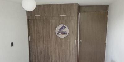 Arriende este moderno apartamento en Envigado, ubicado en el tranquilo barrio Milan Condominios. Situado en el piso 3, el inmueble ofrece 65 m² de área construida, con 1 habitación y 1 baño completo. Para su comodidad, incluye 1 parqueadero y cuenta con vigilancia para su seguridad. Este apartamento de estrato 4 es ideal para una vida práctica en Envigado. El canon de arriendo es de $2,300,000. Contáctenos por WhatsApp o revise las opciones de contacto para más información.