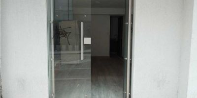 Este local para alquiler se encuentra ubicado en Manizales, una de las zonas más prometedoras del país para los negocios. Con un área construida de 22 M2, este inmueble es perfecto para aquellos emprendedores que buscan un espacio cómodo y estratégico para establecer su empresa.

Cuenta con un baño funcional y bien distribuido, ideal para el uso diario de los trabajadores y clientes. Además, sus características externas son ideales para cualquier tipo de negocio, ya que se encuentra en una zona de alto tráfico y cercano a importantes vías de acceso pavimentadas, lo que facilita la llegada de clientes.

La ubicación de este local es perfecta, ya que tiene la cercanía ideal con atractivos como colegios y universidades, lo que lo convierte en una excelente opción para establecer una tienda de productos o servicios dirigidos a estudiantes.

Sin duda, este local para alquiler ofrece todo lo necesario para cumplir con las exigencias de un negocio exitoso, no esperes más y contáctanos para visitar este increíble lugar.


 
