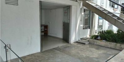 Excelente oportunidad para alquilar local en la ciudad de Manizales, Caldas. Este local cuenta con una ubicación estratégica en una de las zonas más demandadas de la ciudad, ideal para emprendedores que buscan establecer su negocio en un lugar de alta circulación y actividad comercial. Con un área construida de 26 M2, este espacio ofrece el tamaño perfecto para desarrollar tu proyecto y cumplir tus metas de negocio.

Al ingresar al local, podrás apreciar su acabado en suelo de cerámica, lo que le brinda un aspecto moderno y elegante. Además, cuenta con gas domiciliario, lo que te permitirá ahorrar en tus gastos de funcionamiento. El baño incluido en el local te brindará la comodidad necesaria para tus clientes y empleados.

Ahora, hablemos de las ventajas de ubicación. Este local está situado en una zona con acceso pavimentado, lo que te garantiza una fácil llegada y salida en cualquier momento del día. Además, cuenta con una variedad de servicios cercanos como centros comerciales, colegios y universidades, perfecto para atraer a un público amplio y diverso. Si necesitas una oficina para tus negocios, encontrarás una a pocos pasos. Y si quieres relajarte, tendrás parques cercanos para pasar un momento agradable.

¿Te apetece disfrutar de una hermosa vista mientras trabajas? Este local cuenta con una terraza que te permitirá hacerlo. ¡Será un plus para tus clientes y empleados! Y no te preocupes por el transporte, tendrás a tu disposición transporte público cercano para llegar fácilmente a tu local.

Ubicado en una zona comercial altamente activa, este local te brinda una oportunidad única para hacer crecer tu negocio. Su ubicación privilegiada te garantiza una alta afluencia de público y un ambiente propicio para el crecimiento. ¡No esperes más para hacer realidad tu proyecto empresarial!

¿Qué esperas? Este local es la elección perfecta para tu negocio en Manizales. Sus características lo hacen ideal para cualquier tipo de acti