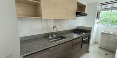 Arriendo apartamento con excelentes acabados e iluminado, en el sector de Poblado sur del Municipio de la Estrella.

El apartamento cuenta con tres habitaciones cada una con closets, dos baños cabinados, cocina integral con red de gas, sala comedor, balcón, zona de ropas con calentador, sala comedor, parqueadero, cuarto útil.

Unidad cerrada, portería 24/7.