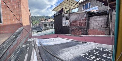 Lote en venta ubicado en Villamaría, Caldas.

Con un área de terreno de 270 M2, este lote es una excelente oportunidad para invertir en un proyecto inmobiliario de alto nivel. Además, cuenta con 2 garajes lo que lo hace perfecto para aquellos que valoran la comodidad y la seguridad.

El lote ofrece una vista panorámica espectacular que te dejará sin aliento y será el escenario perfecto para disfrutar de momentos memorables en familia.

En cuanto a las características externas, el lote cuenta con acceso pavimentado, lo que facilita el transporte y la movilidad. Además, se encuentra en una zona rodeada de hermosas áreas turísticas, centros comerciales, colegios y universidades de prestigio, lo que brinda una excelente calidad de vida y oportunidades de recreación y educación.

Su ubicación privilegiada sobre una vía principal y la cercanía al transporte público, lo hacen un lugar estratégico para vivir o invertir en un proyecto inmobiliario. La zona es exclusivamente residencial, lo que asegura tranquilidad y privacidad en un entorno rodeado de zonas verdes y espacios deportivos.

No pierdas la oportunidad de adquirir este lote en una de las mejores zonas de Villamaría, Caldas. Su ubicación, características y potencial lo convierten en una inversión sólida y rentable a largo plazo. 

Contáctanos para más información y ¡no dejes pasar esta oferta única en el mercado inmobiliario colombiano!


 
