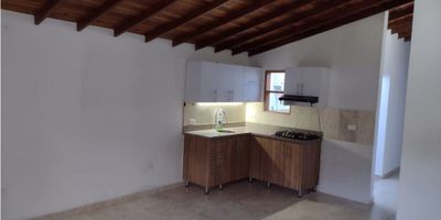 Te presentamos este encantador apartamento para venta en La Ceja, un lugar tranquilo y acogedor ubicado en el departamento de Antioquia. Con una generosa área construida de 80 M2, este apartamento te ofrece un amplio espacio para disfrutar en familia. Perfecto para aquellos que buscan comodidad y bienestar en un ambiente residencial.

Con 3 cómodas alcobas y 2 baños, podrás disfrutar de una experiencia de vivienda totalmente renovada. Este apartamento cuenta con características internas que te brindarán un ambiente confortable y de calidad.

Los alrededores también cuentan con características que hacen de este apartamento una opción perfecta para vivir. El acceso pavimentado te permitirá una fácil entrada y salida, y tus visitantes tendrán un parqueadero disponible. Además, podrás disfrutar de los hermosos parques cercanos, aprovechar el transporte público cercano para tus desplazamientos, vivir en una zona residencial segura, y gozar de las áreas verdes que le dan a este lugar un toque natural y relajante. 

¡No esperes más para mudarte a este maravilloso apartamento en La Ceja!
