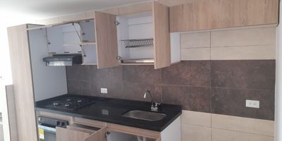 Apartamento en Venta ubicado en Belmonte de facil acceso, cuenta con sala-comedor, hall de alcobas, estudio, pisos en ceramica, tres habitaciones  y dos baños, cocina integral meson en granito, estufa y calentador a gas, zona de ropas. Apartamento esquinero. En conjunto cerrado con un parqueadero cubierto, vigilancia y porteria las 24 Horas.
