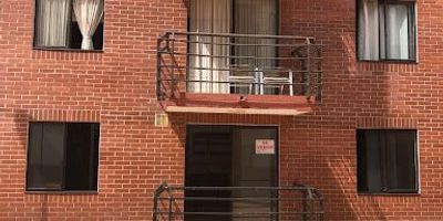 Espectacular apartamento disponible para venta en el sector de Pinares, cuenta con 49 mts2, 2 habitaciones cada una con baño y con closets, sala comedor, cocina integral, zona de ropas, parqueadero privado en sótano, para mayor información comunícate con nosotros... Castellón Inmobiliaria.