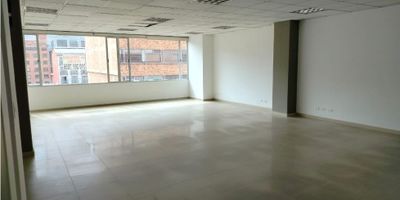 Oficina ubicada en sector empresarial y comercial, cuenta con 1 baño, 1 cocineta, 1 garaje, su area es de 100 M2, contactanos para mas informacion.
