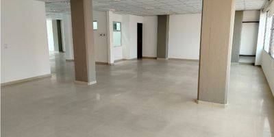 Oficina ubicada en sector empresarial y comercial, cuenta con 1 baño, 1 cocineta, 1 garaje, su area es de 100 M2, contactanos para mas informacion.
