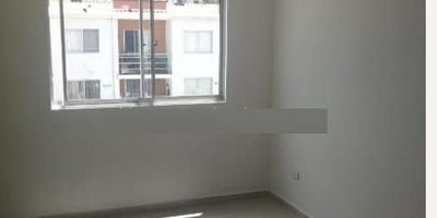 Casa en Arriendo en unidad cerrada ubicado en Galicia cerca a supermercados de cadena, rutas de transporte publico y servicios complementarios de la zona. Cuenta con sala-comedor, pisos en Cerámica, dos habitaciones y dos baños, cocina integral mesón en granito, estufa y calentador a gas, zona de ropas. La unidad cuenta con  piscina, gimnasio, salón comunal, sauna/turco, parques infantiles, cancha polideportiva y un parqueadero descubierto. con vigilancia y portería las 24 Horas. *Inmuebles sujetos a verificación de disponibilidad.*
