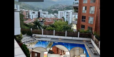 Se vende apartamento en la mejor comunidad del oeste, con clima envidiable y ubicación privilegiada. Apartamento dúplex de 160 mts2, 4 habitaciones la principal con vestier y baño, baño de habitaciones y baño social todos los tres baños para estrenar; sala, comedor, cocina integral, zona de servicios, depósito, parqueadero lineal para dos carros.  Valor de la administración $1.300.000 incluye agua, televisión, internet y la vigilancia 7/24.
El conjunto residencial cuanta con cancha de squach, cancha múltiple,  gimnasio, piscina, sauna, juegos infantiles, salón social y próximamente contara con coworking.
Información: Liliana Tovar 320 4882091 - Fernando Ángel 3137040493
