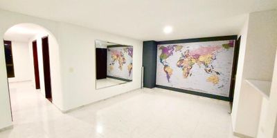 Apartamento con buena ubicación en la Circunvalar para la Venta de fácil acceso, muy buena iluminación y ventilacion natural, cuenta con sala-comedor, pisos en cerámica, dos habitaciones y dos baños, cocina integral mesón en granito, estufa y calentador a gas, zona de ropas. En conjunto cerrado con un parqueadero cubierto. Vigilancia las 9Horas. *Inmuebles sujetos a verificación de disponibilidad.*