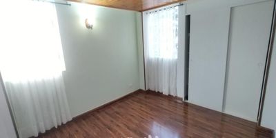 [VEN] ID HOUM: 91078

En Houm te ayudamos de forma fácil y segura. Los beneficios de comprar con nosotros:
    • Te ayudamos a conseguir financiamiento a través de una asesoría personalizada
    • Mediación y seguimiento de todo el proceso
    • Ponemos a tu disposición profesionales en notariado, registro y asesoría jurídica
¡Solo te preocupas de las firmas!

Departamento en venta, ubicado en el barrio Santa Teresa, con una superficie construida de 49.00 m² y superficie total de 49.00 m². 

Sus principales características son:

    • 2 dormitorios
    • 1 baño
    • No Admite mascotas
    • Piso 3
    • Año de construcción: 1992
            
Además, el inmueble cuenta con las siguientes amenidades:

    • Salón de eventos
    • Vigilancia 24 hrs
    • Zona de juegos

Si compras con nosotros, te brindamos asesoría personalizada durante todo el proceso.
Más que una corredora, somos Houm.
*Aplican T&C