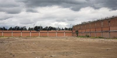 Lote Area total 9.228 Metros, frente de 65 metros fondo de 51 metros, Lote compactado, con cerramiento en ladrillo en Doble altura, portón grande, capacidad para 50 tracto mulas, todos los servicio públicos, 