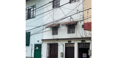 VENTA CASA DE DOS PISOS RENTAS INDEPENDIENTES CENTRO PEREIRA 

 

Venta de casa en  el centro de Pereira muy cerca al hospital San jorge , cuenta con 2 pisos rentas independientes con una ubicacion estrategica a solo 5 minutos caminando para llegar al parque de bolivar , muy cerca a ala clinica comfamiliar , colegios , super mercados y droguerias.

La casa consta de 2 pisos independientes el primer consta de 2 habitaciones , cocina y baño ( Apartaestudio), y el segundo piso consta de 3 habitaciones , cocina amplia, ,1 baño,patio ampilo , amplias ventanas y muy buena iluminacion. 

Sector muy tranquilo y seguro ,zona residenicial.

AGENDA TU CITA .

 

 
