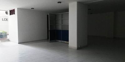 Oficina para la Venta con muy buena ubicación en Circunvalar, con amplios espacios, cuenta con dos espacios y dos baños, pisos en Ceramica, cocineta, cableado de red, techo cielorraso. Ademas con un parqueadero cubierto. Con vigilancia las 24 Horas. 
