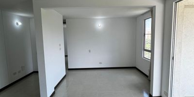 Descubre este elegante apartamento con 2 habitaciones y 2 baños, estudio, balcon con vista exterior, en una ubicación privilegiada. Con 71 metros cuadrados y 1 parqueadero cubierto, este inmueble es ideal para quienes buscan comodidad y estilo. No pierdas la oportunidad de vivir en este exclusivo espacio. ¡Contáctanos ahora para más información tel 316 3225751 y agenda una visita! te esperamos.