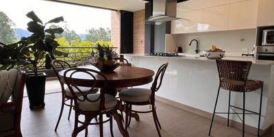 Apartamento amoblado en arriendo en unidad cerrada , sector campestre y tranquilo con poco flujo vehicular. Piso en ceramica, sala y comeor independiente, estudio, biblioteca, estar de tv, 2 alcobas con baño en cada una, cocina integral abierta, balcon y parqueaderos paralelos cubiertos ). Conjunto cerrado con ascensor, gimnasio, salon social, parques infantiles, placa polideportiva, cancha de tenis, zonas verdes, caballerizas, billar, salon de lectura, zona bbq, vigilancia 24 hrs, citofonia y circuito cerrado de tv. *Inmuebles sujetos a verificación de disponibilidad.*

