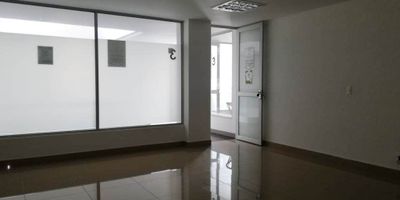 Consultorio en arriendo en unidad cerrda en Los Alpes cerca a servicios complementarios de la zona de fácil acceso y ventilacion e iluminación natural, cuenta con un espacio y un baño, cableado de red, techo cielorraso, pisos en porcelanato. Un parqueadero cubierto. Vigilancia y porteria las 24Horas. *Inmuebles sujetos a verificación de disponibilidad.*
