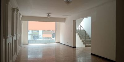 Local independiente en arriendo cerca a via principal, supermercados, restaurantes, rutas de transporte publico y servicios complementarios. Piso en ceramica, 7 espacios, tres niveles, baños, cocineta, cableado de red, divisiones en concreto y drywall, energia basica, red de gas, y vitrina. Cuenta con bahia para parqueadero carro o moto