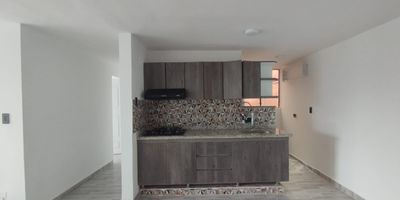 Apartamento en Venta en unidad cerrada ubicado en la Circunvalar cerca a clinicas, supermercados de cadena, parques, centros comerciales, universidades, rutas de transporte publico y servicios complementarios de la zona. Cuenta con sala-comedor, pisos en ceramica, tres alcobas y dos baños,  estufa y calentador a gas, cocina integral meson en granito, zona de ropas. Apartameto totalmente remodelado. La unidad cuenta con piscina, salon comunal, parques infantiles, zoanas verdes y un parqueadero cubierto. Ademas con circuito cerrado de tv y vigilancia las 24 horas.  *Inmuebles sujetos a verificación de disponibilidad.*
