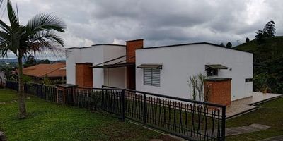 Hermosa casa campestre en renta vía Armenia vereda el Jordán con 2.000 metros cuadrados de lote y 220 m2 construidos, consta de tres habitaciones, la principal con baño y vestier,  2 baños más, área para de estudio, cocina semi integral- zona de ropas - sala comedor- parqueadero cubierto para dos vehículos, amplios corredores, arboles frutales, amplias zonas verdes. AGENTE JOSE LUIS TAMAYO 