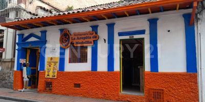En La Candelaria Centro Histórico de Bogotá con una importante oferta turística, comercial y educativa, se encuentra esta casa Colonial, construida en un nivel cuenta con dos amplios salones y un local con ingreso independiente. Incluye un patio cubierto con un corredor que distribuye a 5 estancias.  La casa tiene una estratégica ubicación cerca a la carrera séptima, Univesidades como el Rosario, la Gran Colombia y Autónoma, además de estar muy cerca a la Biblioteca Luis Angel  Arango y la Gran Manzana Cultural del Teatro Colón